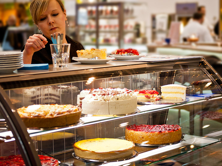 Bäckereitheke, Kuchentheke, Kuchenvitrine für Bäckereien - HAGOLA Bäckereitheke, Kuchentheke, Kuchenvitrine für Bäckereien - HAGOLA